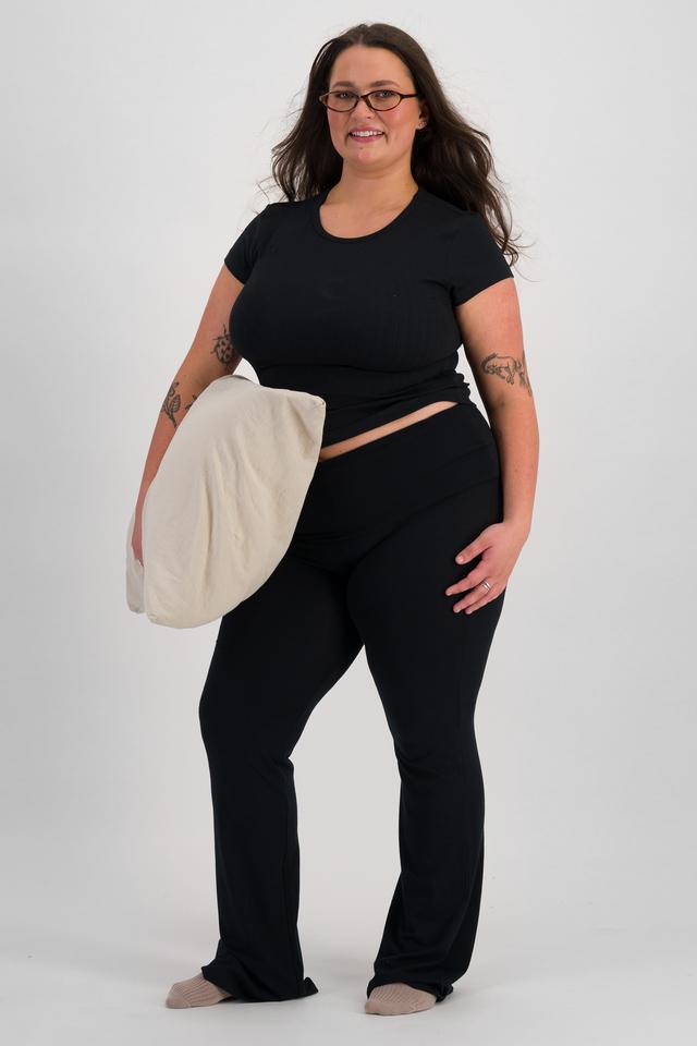 LANI (She/Her) wears size L and is 168cm tall with 115cm chest and 99cm waist