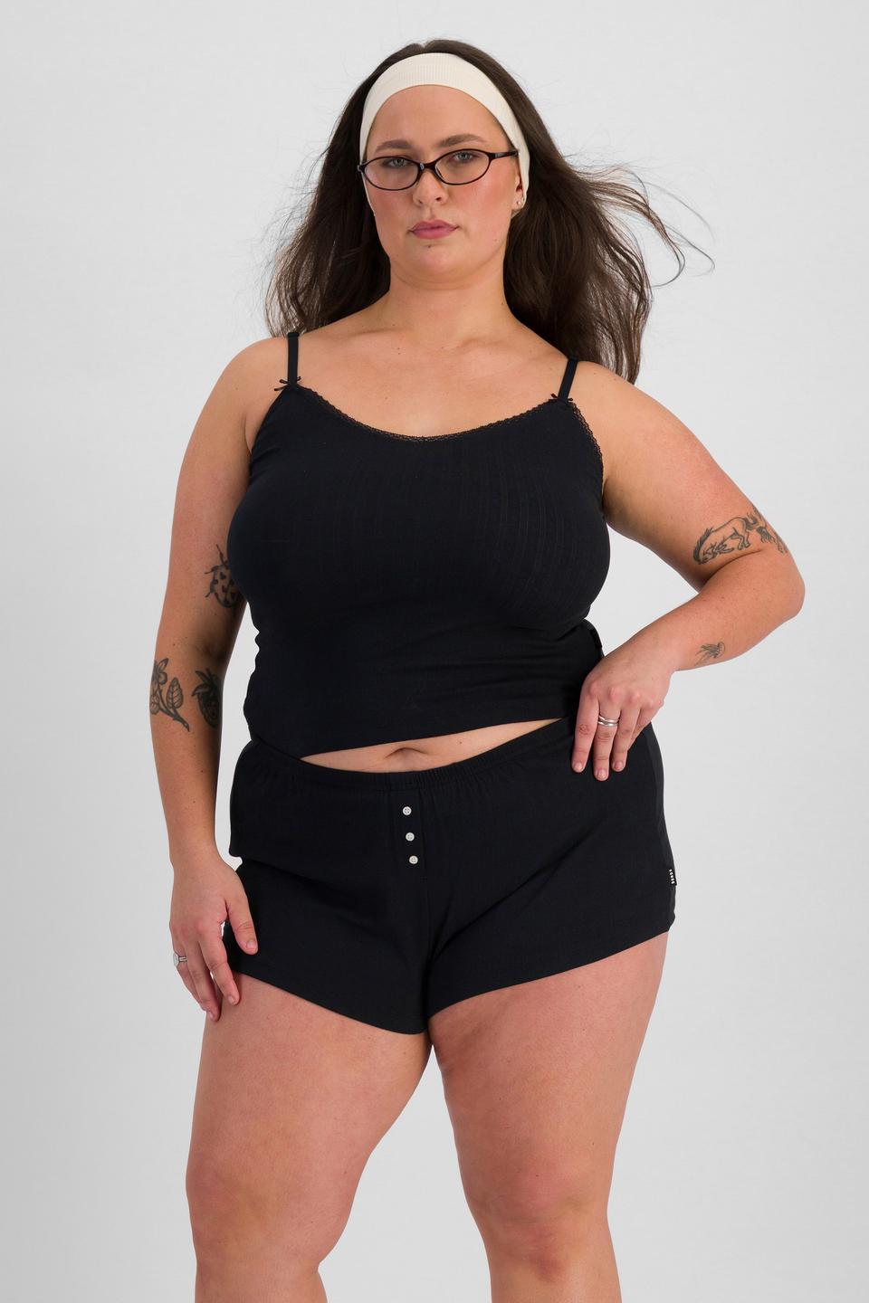LANI (She/Her) wears size L and is 168cm tall with 115cm chest and 99cm waist