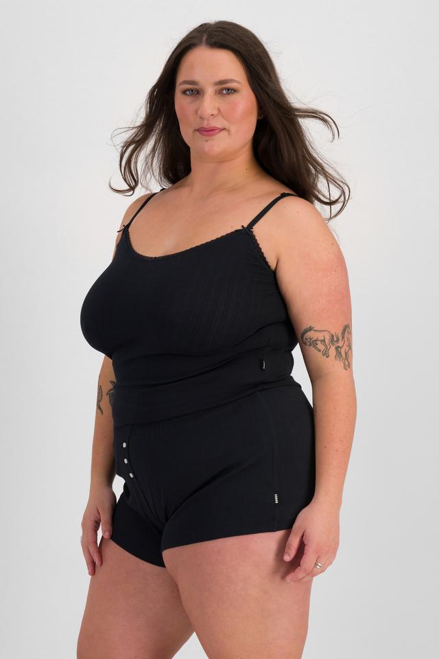 LANI (She/Her) wears size L and is 168cm tall with 115cm chest and 99cm waist