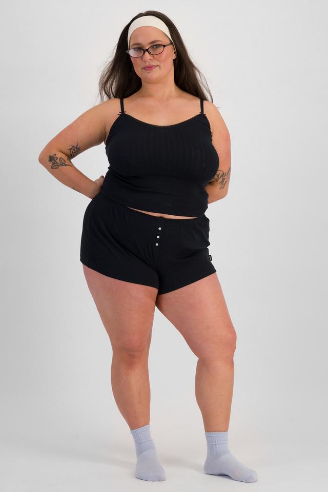 LANI (She/Her) wears size L and is 168cm tall with 115cm chest and 99cm waist