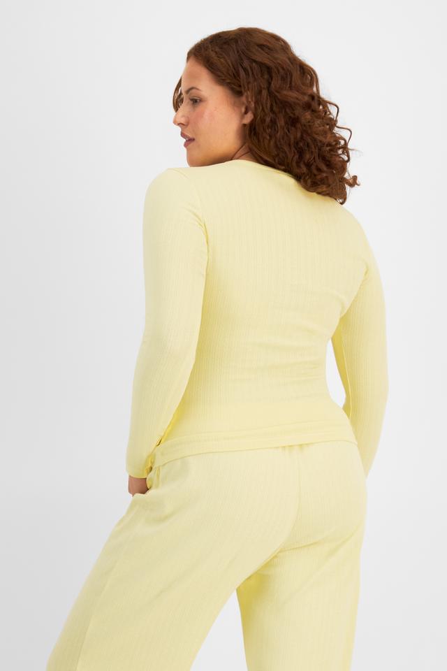 Cameron (She/Her) wears size L and is 179cm tall with 91cm chest and 74cm waist