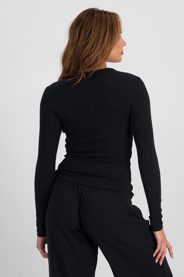 Melissa (She/Her) wears size S and is 169cm tall with 86cm chest and 66cm waist