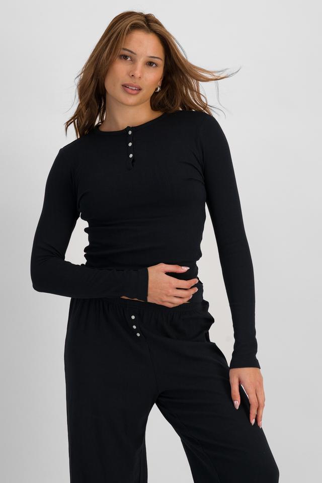 Melissa (She/Her) wears size S and is 169cm tall with 86cm chest and 66cm waist
