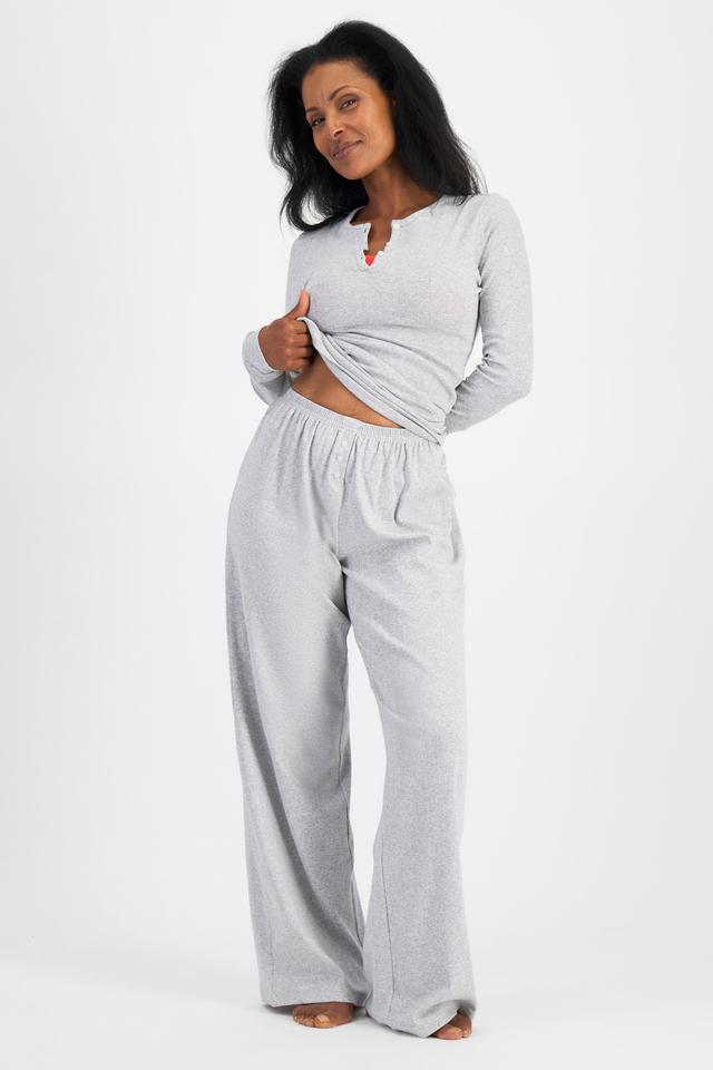 Senait (She/Her) wears size S and is 162cm tall with 79cm chest and 60cm waist
