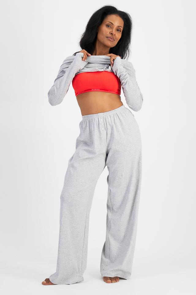 Senait (She/Her) wears size S and is 162cm tall with 79cm chest and 60cm waist