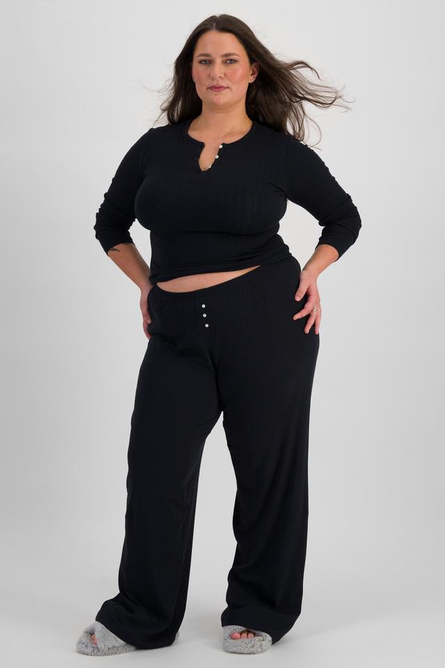 Melissa (She/Her) wears size S and is 169cm tall with 86cm chest and 66cm waist