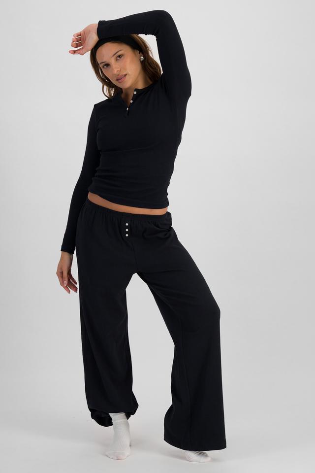 Melissa (She/Her) wears size S and is 169cm tall with 86cm chest and 66cm waist