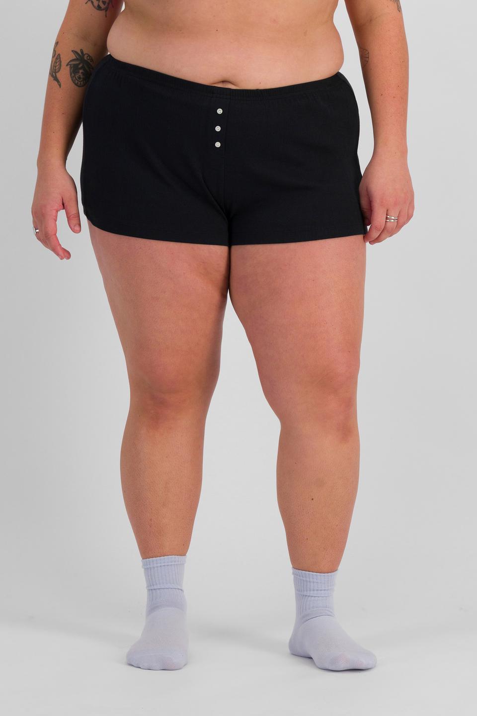 LANI (She/Her) wears size L and is 168cm tall with 115cm chest and 99cm waist