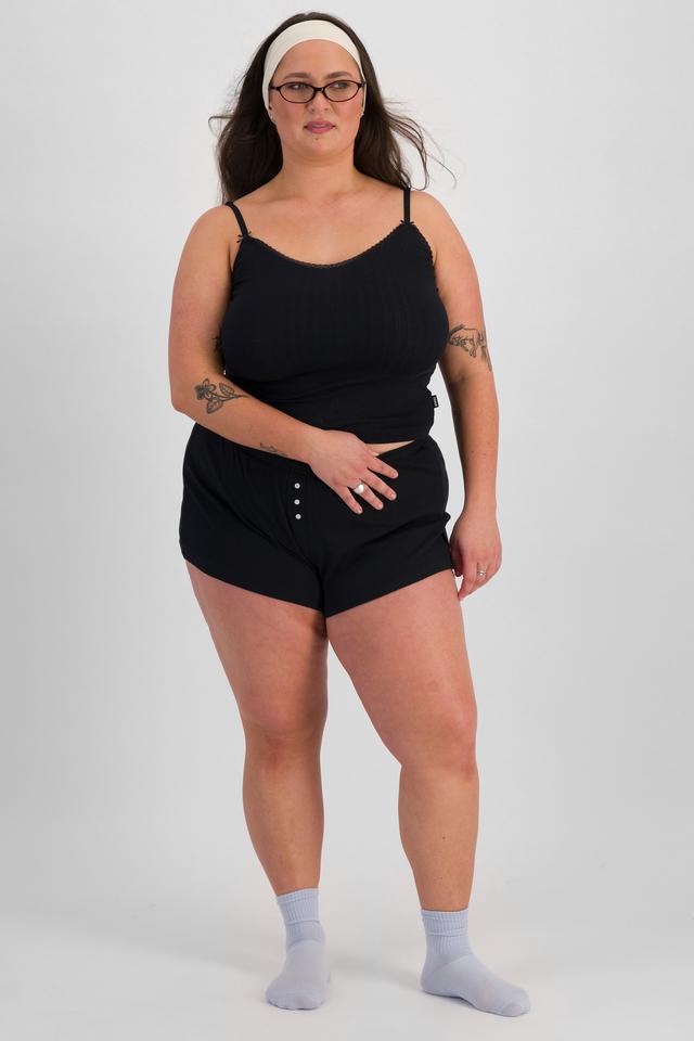 LANI (She/Her) wears size L and is 168cm tall with 115cm chest and 99cm waist