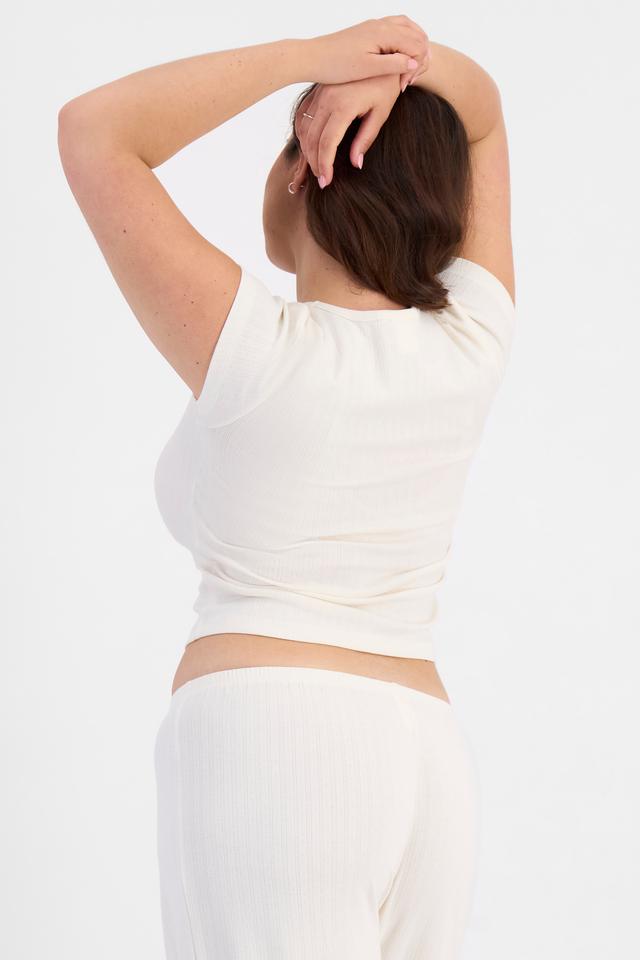 Bella (She/Her) wears size L and is 173cm tall with 95cm chest and 77cm waist