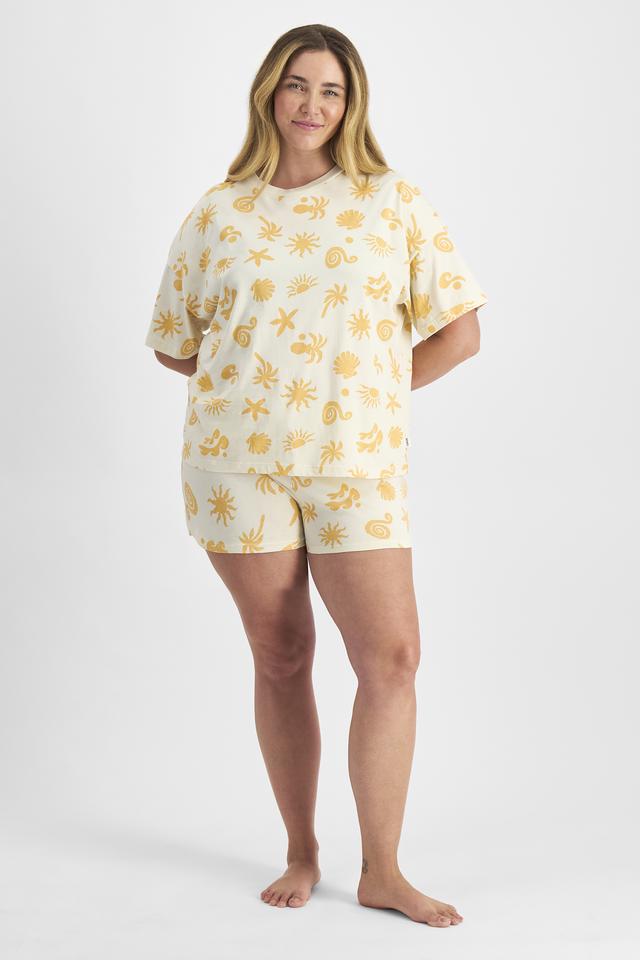 Chanel (She/Her) wears size L and is 176cm tall with 104cm chest and 89cm waist