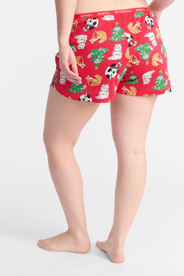 Georgia (She/Her) wears size L and is 172cm tall with 101cm chest and 86cm waist