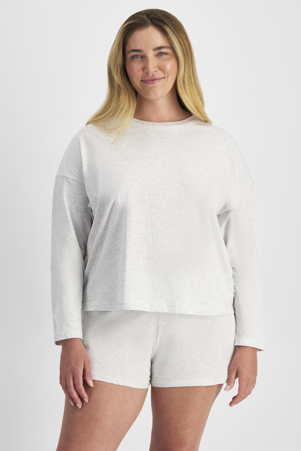 Chanel (She/Her) wears size L and is 176cm tall with 104cm chest and 89cm waist