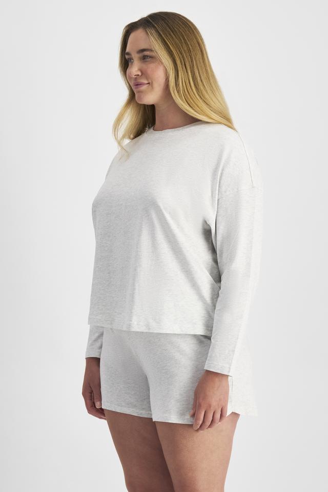 Chanel (She/Her) wears size L and is 176cm tall with 104cm chest and 89cm waist