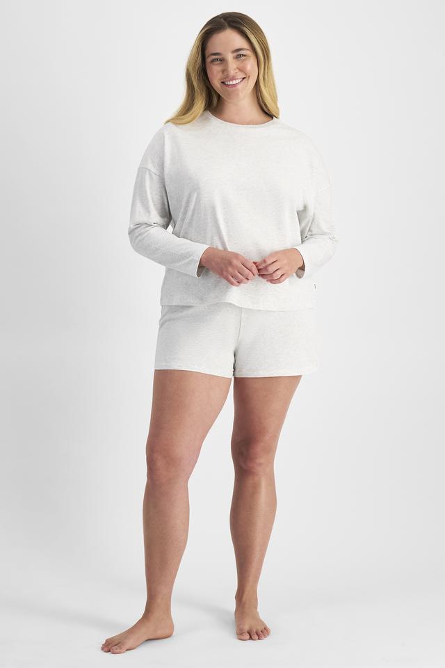 Chanel (She/Her) wears size L and is 176cm tall with 104cm chest and 89cm waist