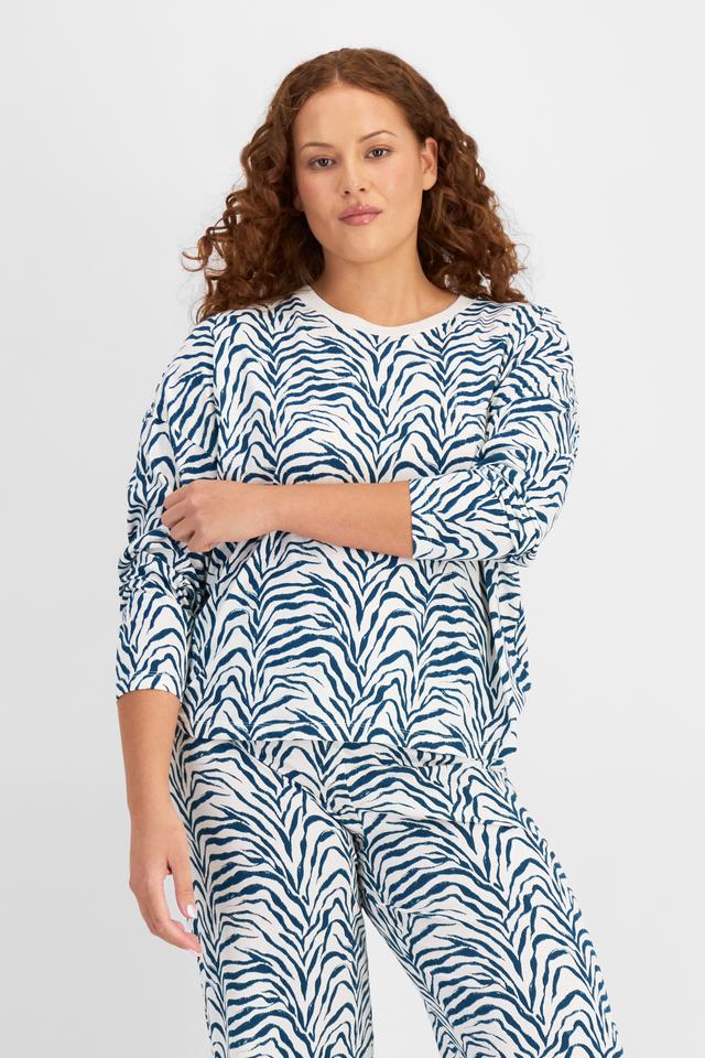 Cameron (She/Her) wears size L and is 179cm tall with 91cm chest and 74cm waist