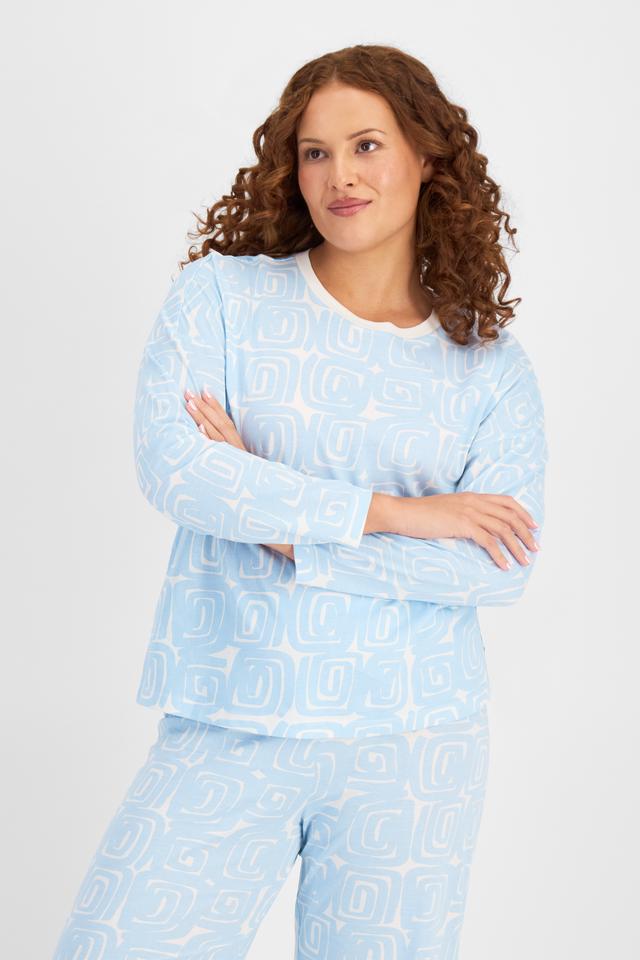 Cameron (She/Her) wears size L and is 179cm tall with 91cm chest and 74cm waist
