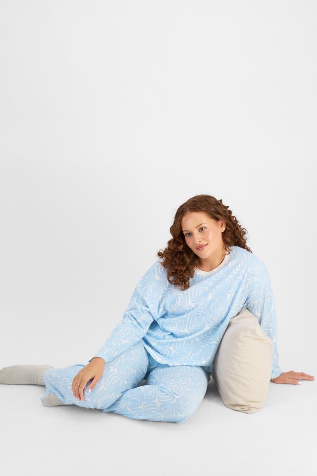 Cameron (She/Her) wears size L and is 179cm tall with 91cm chest and 74cm waist