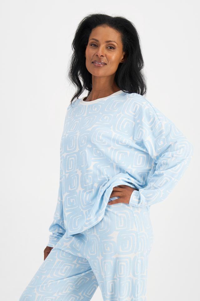 Senait (She/Her) wears size S and is 162cm tall with 79cm chest and 60cm waist