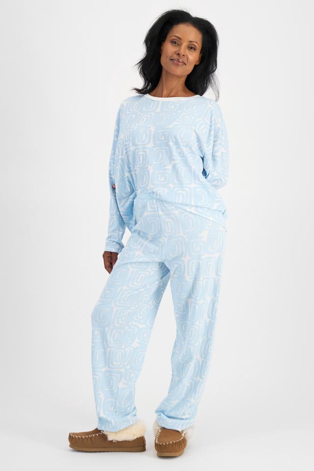 Senait (She/Her) wears size S and is 162cm tall with 79cm chest and 60cm waist