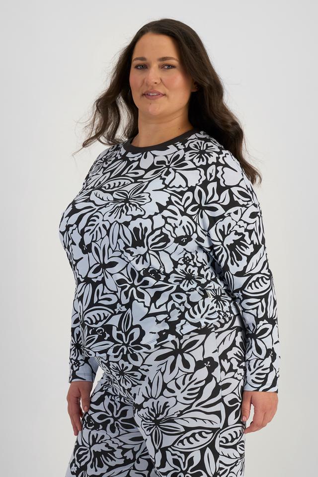 LANI (She/Her) wears size L and is 168cm tall with 115cm chest and 99cm waist