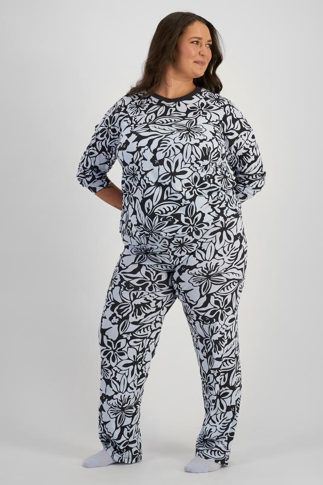 LANI (She/Her) wears size L and is 168cm tall with 115cm chest and 99cm waist