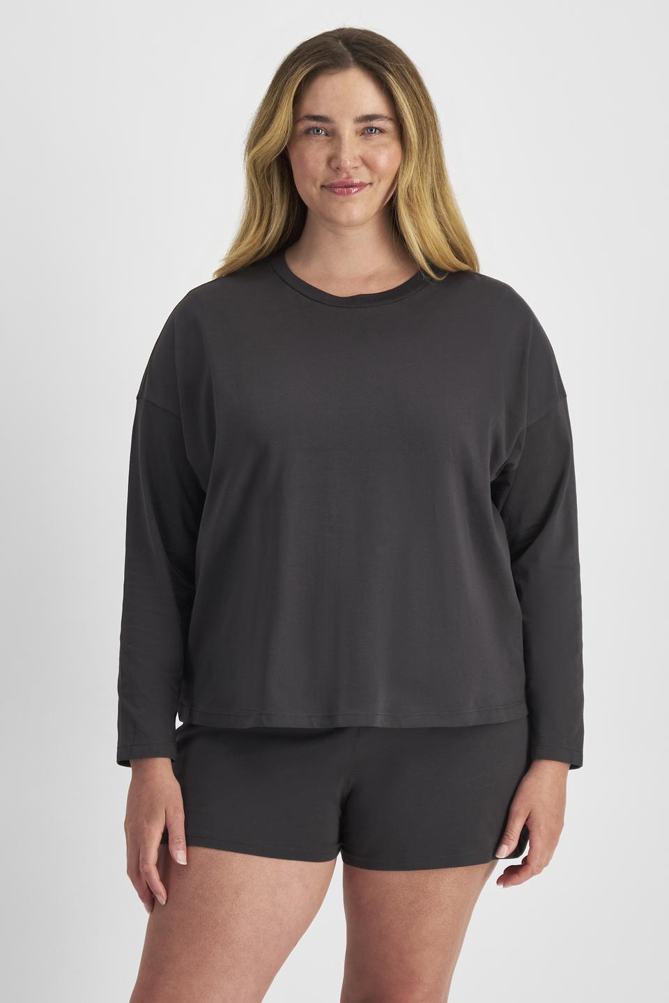 Chanel (She/Her) wears size L and is 176cm tall with 104cm chest and 89cm waist