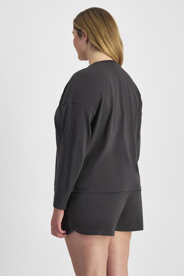 Chanel (She/Her) wears size L and is 176cm tall with 104cm chest and 89cm waist