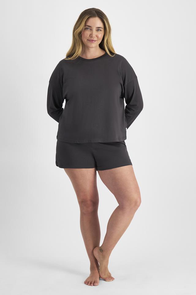 Chanel (She/Her) wears size L and is 176cm tall with 104cm chest and 89cm waist