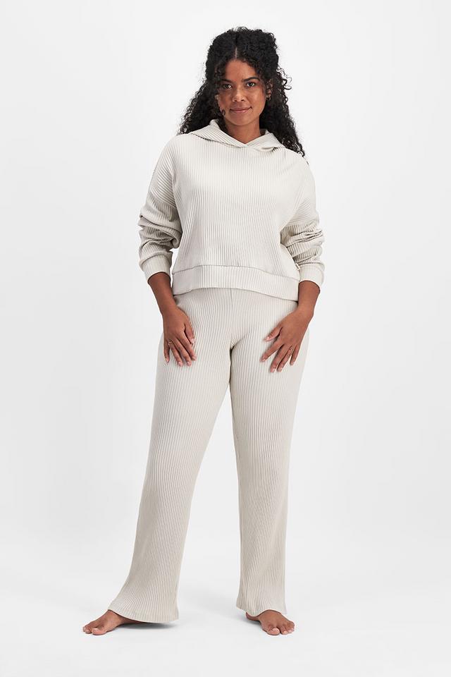 Larissa (She/Her) wears size Large and is 170cm tall with 90cm chest and 79cm waist