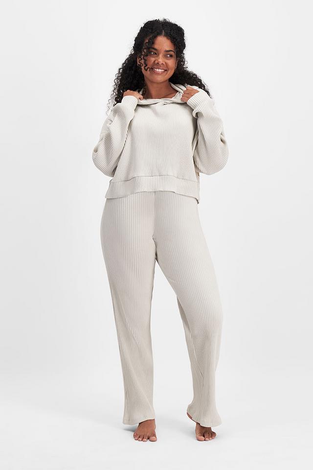 Larissa (She/Her) wears size Large and is 170cm tall with 90cm chest and 79cm waist