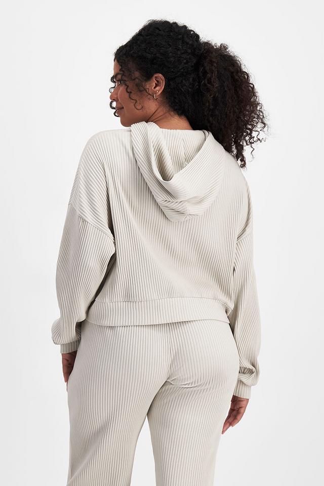 Larissa (She/Her) wears size Large and is 170cm tall with 90cm chest and 79cm waist