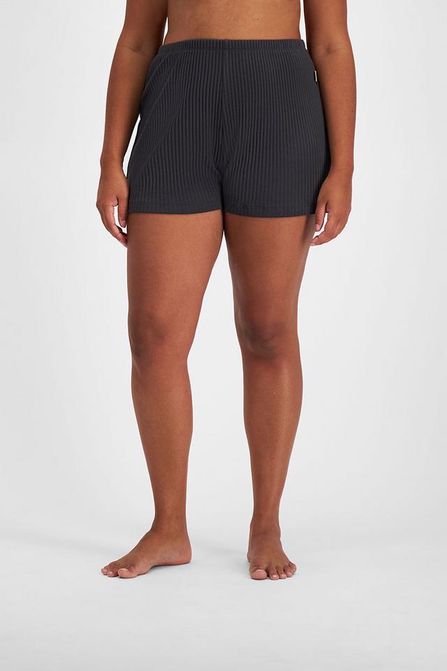 Larissa (She/Her) wears size Large and is 170.18cm tall with 90.17cm chest and 79.756cm waist