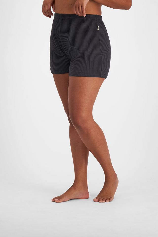 Larissa (She/Her) wears size Large and is 170.18cm tall with 90.17cm chest and 79.756cm waist