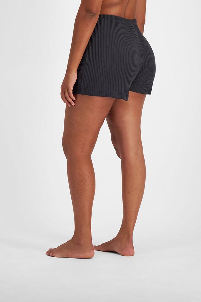 Larissa (She/Her) wears size Large and is 170.18cm tall with 90.17cm chest and 79.756cm waist