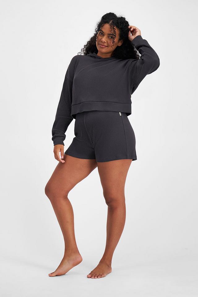 Larissa (She/Her) wears size Large and is 170.18cm tall with 90.17cm chest and 79.756cm waist