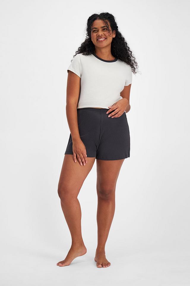 Larissa (She/Her) wears size Large and is 170.18cm tall with 90.17cm chest and 79.756cm waist