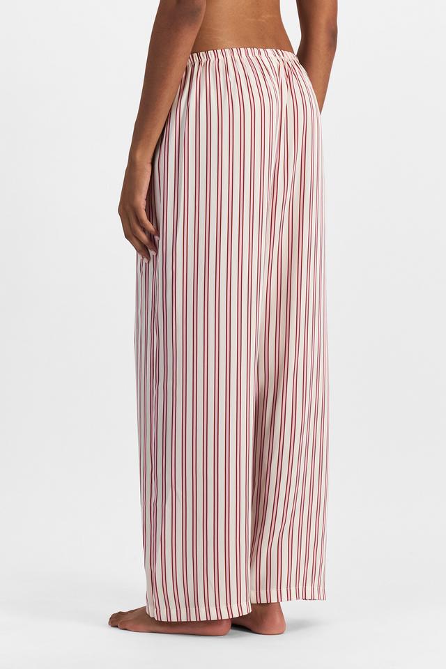 Norway (She/Her) wears size S and is 178cm tall with 82cm chest and 69cm waist