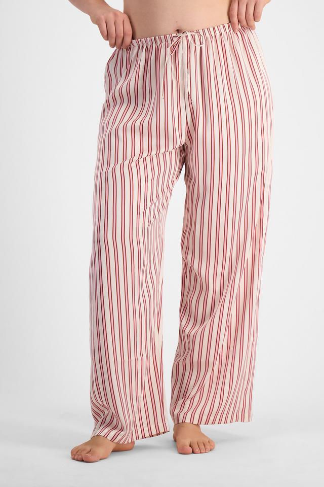 Martine (She/Her) wears size L and is 175cm tall with 82cm chest and 76cm waist