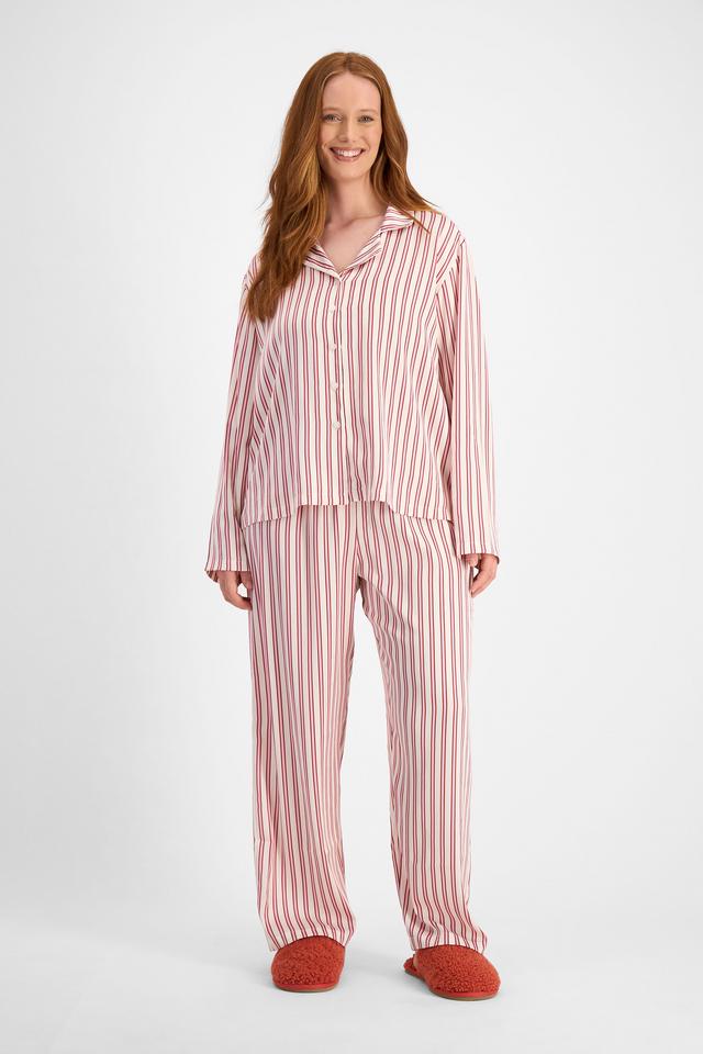 Martine (She/Her) wears size L and is 175cm tall with 82cm chest and 76cm waist