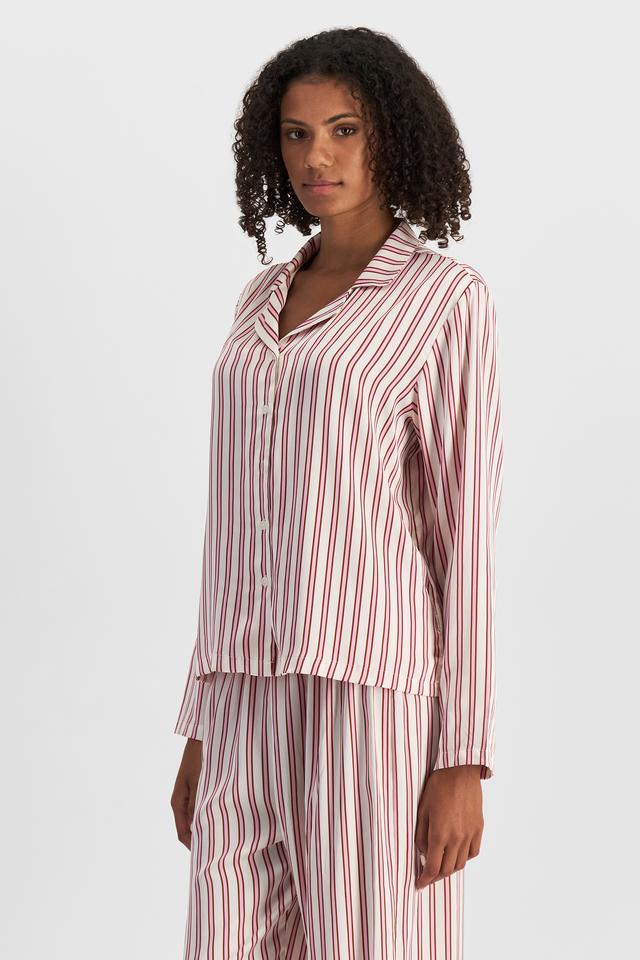 Norway (She/Her) wears size S and is 178cm tall with 82cm chest and 69cm waist