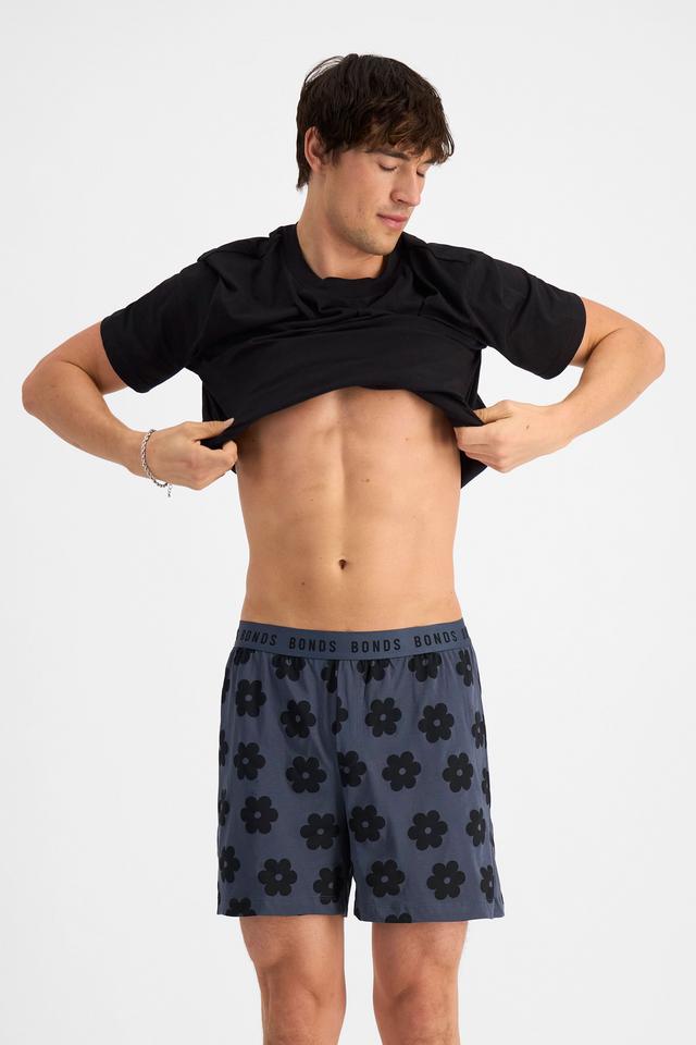 Alex (He/Him) wears size M and is 184cm tall with 98cm chest and 81cm waist