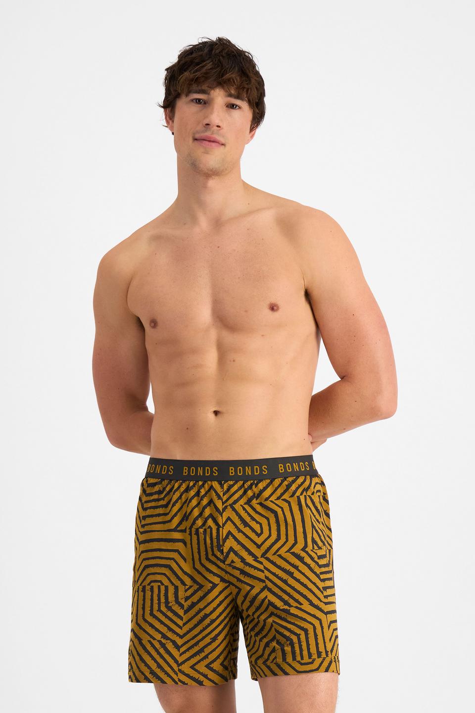 Alex (He/Him) wears size M and is 184cm tall with 98cm chest and 81cm waist