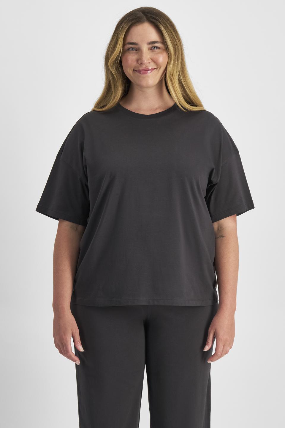 Chanel (She/Her) wears size L and is 176cm tall with 104cm chest and 89cm waist