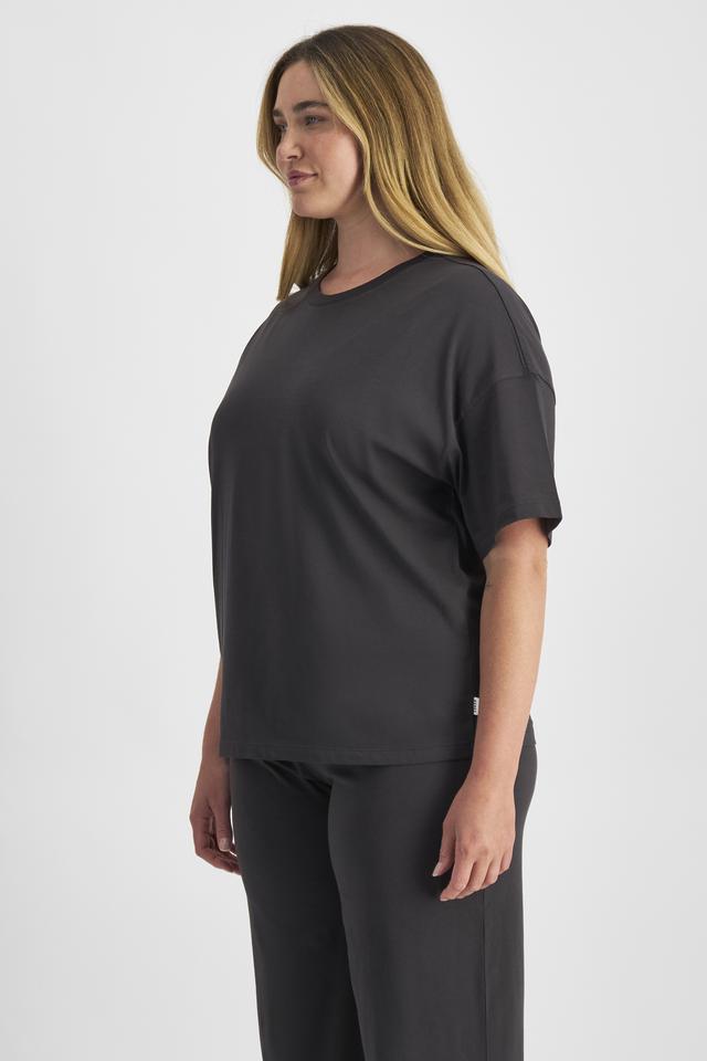 Chanel (She/Her) wears size L and is 176cm tall with 104cm chest and 89cm waist