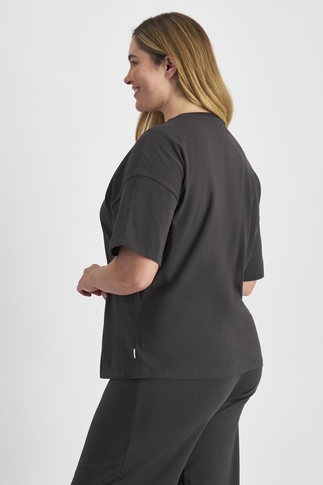 Chanel (She/Her) wears size L and is 176cm tall with 104cm chest and 89cm waist