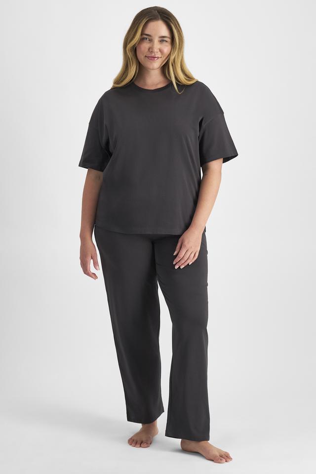 Chanel (She/Her) wears size L and is 176cm tall with 104cm chest and 89cm waist