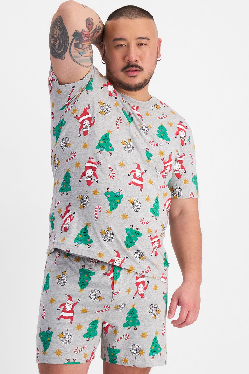 Mike (He/Him) wears size XL and is 180cm tall with 120cm chest and 96cm waist
