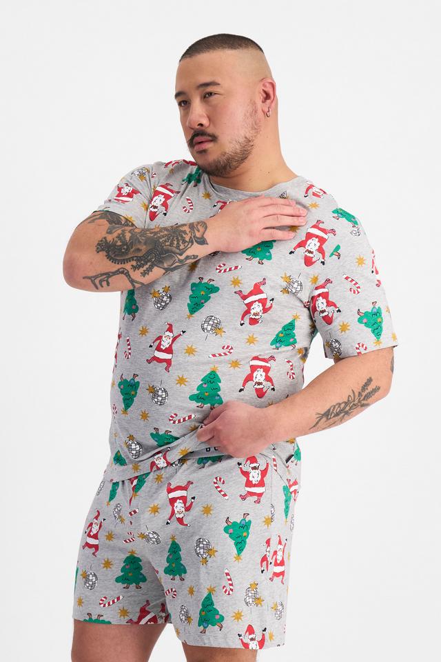 Mike (He/Him) wears size XL and is 180cm tall with 120cm chest and 96cm waist