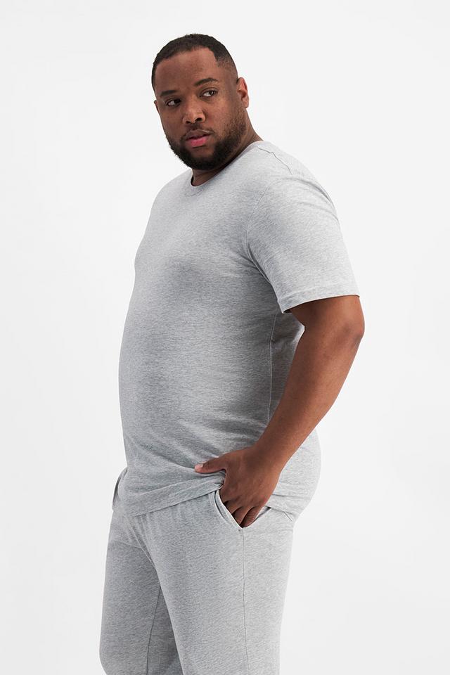 Jonathan (He/Him) wears size XL and is 183cm tall with 124cm chest and 107cm waist